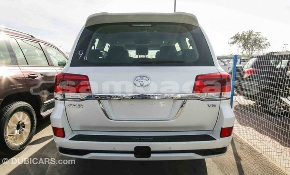 Acheter Import Voiture Toyota Land Cruiser Blanc à Import - Dubai, A'ana Acheter Import Voiture Toyota Land Cruiser Blanc à Import - Dubai, A'ana
