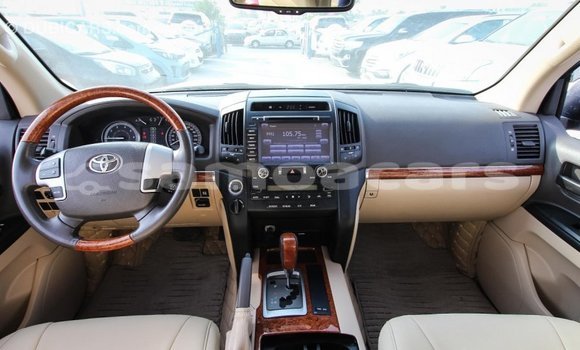 Buy Import Toyota Land Cruiser White Car in Import - Dubai in A'ana Buy Import Toyota Land Cruiser White Car in Import - Dubai in A'ana