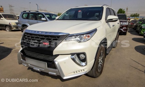 Acheter Import Voiture Toyota Fortuner Blanc à Import - Dubai, A'ana Acheter Import Voiture Toyota Fortuner Blanc à Import - Dubai, A'ana