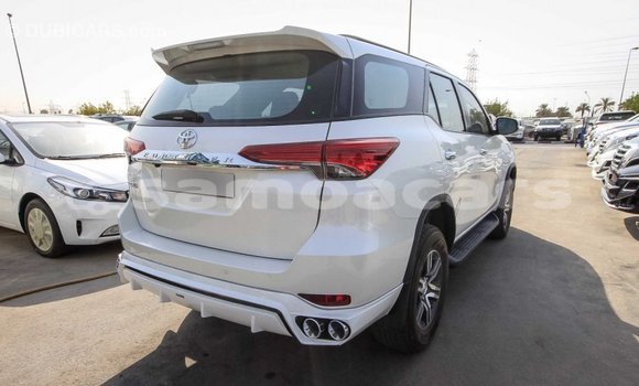 Acheter Import Voiture Toyota Fortuner Blanc à Import - Dubai, A'ana Acheter Import Voiture Toyota Fortuner Blanc à Import - Dubai, A'ana