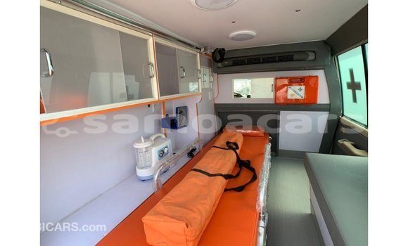 Acheter Import Voiture Toyota Land Cruiser Beige à Import - Dubai, A'ana Acheter Import Voiture Toyota Land Cruiser Beige à Import - Dubai, A'ana