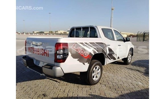 Acheter Import Voiture Mitsubishi L200 Blanc à Import - Dubai, A'ana Acheter Import Voiture Mitsubishi L200 Blanc à Import - Dubai, A'ana