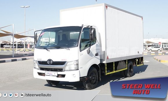 Acheter Import Utilitaire Hino 300 Series Blanc à Import - Dubai, A'ana