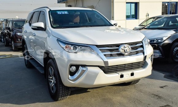 Acheter Import Voiture Toyota Fortuner Blanc à Import - Dubai, A'ana Acheter Import Voiture Toyota Fortuner Blanc à Import - Dubai, A'ana
