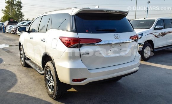 Acheter Import Voiture Toyota Fortuner Blanc à Import - Dubai, A'ana Acheter Import Voiture Toyota Fortuner Blanc à Import - Dubai, A'ana