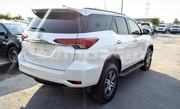 Acheter Import Voiture Toyota Fortuner Blanc à Import - Dubai, A'ana Acheter Import Voiture Toyota Fortuner Blanc à Import - Dubai, A'ana