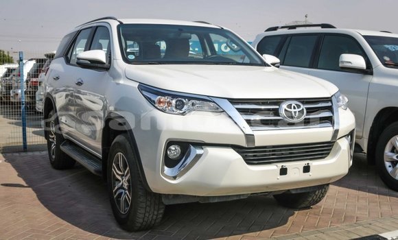 Acheter Import Voiture Toyota Fortuner Blanc à Import - Dubai, A'ana Acheter Import Voiture Toyota Fortuner Blanc à Import - Dubai, A'ana