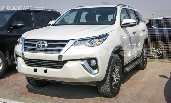 Acheter Import Voiture Toyota Fortuner Blanc à Import - Dubai, A'ana Acheter Import Voiture Toyota Fortuner Blanc à Import - Dubai, A'ana