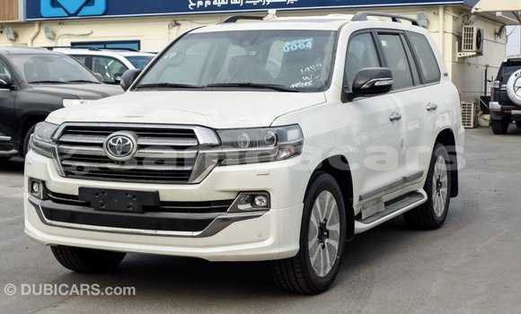 Acheter Import Voiture Toyota Land Cruiser Blanc à Import - Dubai, A'ana Acheter Import Voiture Toyota Land Cruiser Blanc à Import - Dubai, A'ana