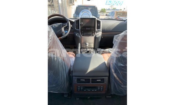 Acheter Import Voiture Toyota Land Cruiser Blanc à Import - Dubai, A'ana Acheter Import Voiture Toyota Land Cruiser Blanc à Import - Dubai, A'ana