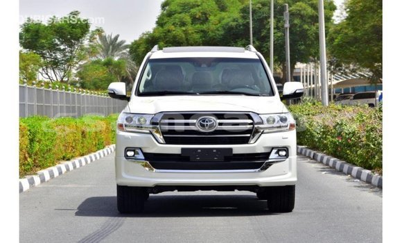 Acheter Import Voiture Toyota Land Cruiser Blanc à Import - Dubai, A'ana Acheter Import Voiture Toyota Land Cruiser Blanc à Import - Dubai, A'ana