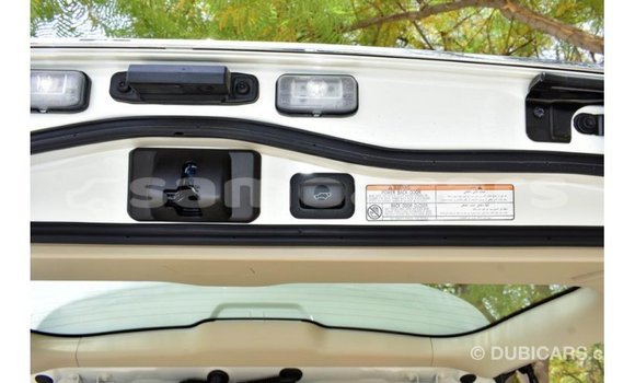 Acheter Import Voiture Toyota Land Cruiser Blanc à Import - Dubai, A'ana Acheter Import Voiture Toyota Land Cruiser Blanc à Import - Dubai, A'ana