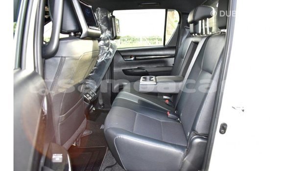 Acheter Import Voiture Toyota Hilux Blanc à Import - Dubai, A'ana Acheter Import Voiture Toyota Hilux Blanc à Import - Dubai, A'ana