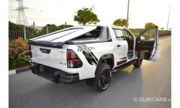 Acheter Import Voiture Toyota Hilux Blanc à Import - Dubai, A'ana Acheter Import Voiture Toyota Hilux Blanc à Import - Dubai, A'ana