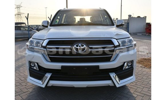 Acheter Import Voiture Toyota Land Cruiser Blanc à Import - Dubai, A'ana Acheter Import Voiture Toyota Land Cruiser Blanc à Import - Dubai, A'ana