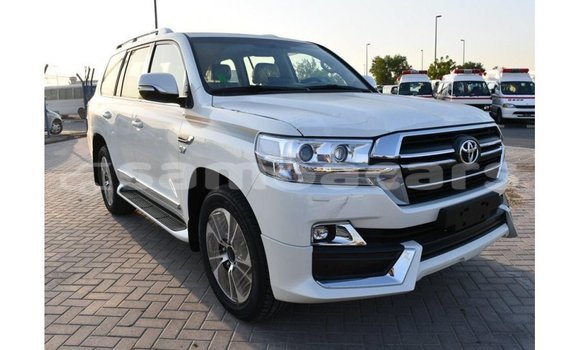 Acheter Import Voiture Toyota Land Cruiser Blanc à Import - Dubai, A'ana Acheter Import Voiture Toyota Land Cruiser Blanc à Import - Dubai, A'ana