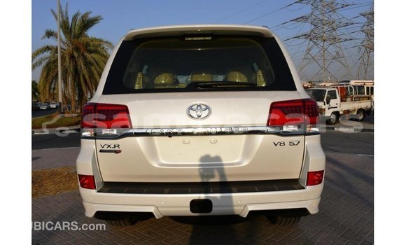 Acheter Import Voiture Toyota Land Cruiser Blanc à Import - Dubai, A'ana Acheter Import Voiture Toyota Land Cruiser Blanc à Import - Dubai, A'ana