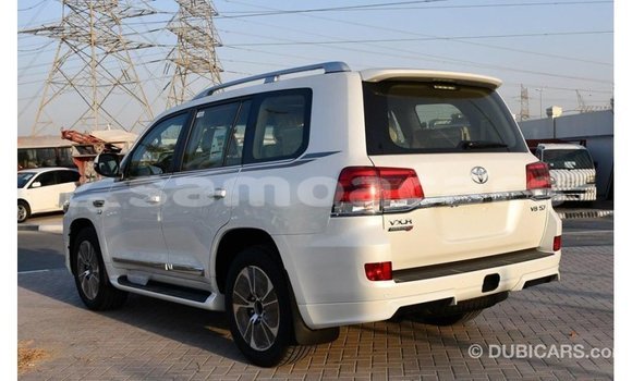 Acheter Import Voiture Toyota Land Cruiser Blanc à Import - Dubai, A'ana Acheter Import Voiture Toyota Land Cruiser Blanc à Import - Dubai, A'ana