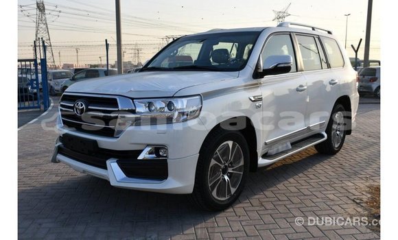 Acheter Import Voiture Toyota Land Cruiser Blanc à Import - Dubai, A'ana Acheter Import Voiture Toyota Land Cruiser Blanc à Import - Dubai, A'ana