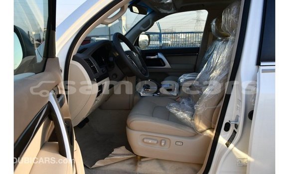 Acheter Import Voiture Toyota Land Cruiser Blanc à Import - Dubai, A'ana Acheter Import Voiture Toyota Land Cruiser Blanc à Import - Dubai, A'ana