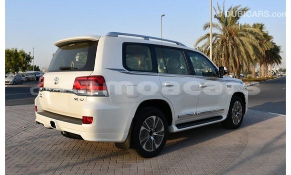 Acheter Import Voiture Toyota Land Cruiser Blanc à Import - Dubai, A'ana Acheter Import Voiture Toyota Land Cruiser Blanc à Import - Dubai, A'ana