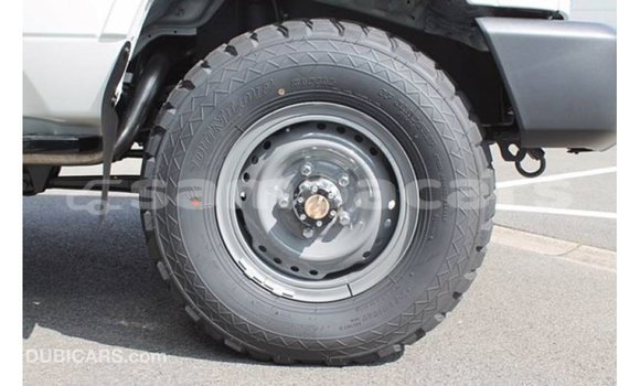 Acheter Import Voiture Toyota Land Cruiser Blanc à Import - Dubai, A'ana Acheter Import Voiture Toyota Land Cruiser Blanc à Import - Dubai, A'ana