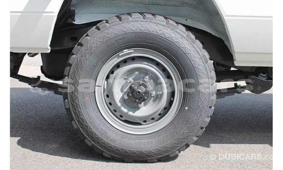Acheter Import Voiture Toyota Land Cruiser Blanc à Import - Dubai, A'ana Acheter Import Voiture Toyota Land Cruiser Blanc à Import - Dubai, A'ana