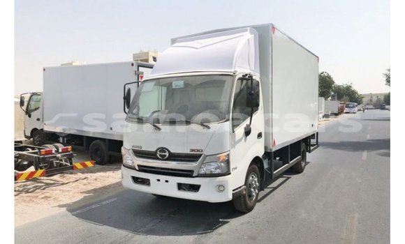 Acheter Import Utilitaire Hino 300 Series Blanc à Import - Dubai, A'ana
