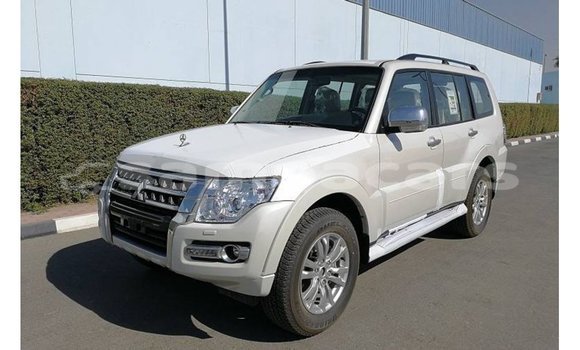 Acheter Import Voiture Mitsubishi Pajero Blanc à Import - Dubai, A'ana Acheter Import Voiture Mitsubishi Pajero Blanc à Import - Dubai, A'ana