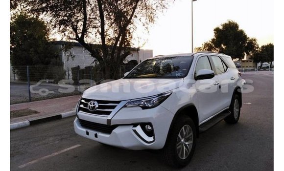 Acheter Import Voiture Toyota Fortuner Blanc à Import - Dubai, A'ana Acheter Import Voiture Toyota Fortuner Blanc à Import - Dubai, A'ana