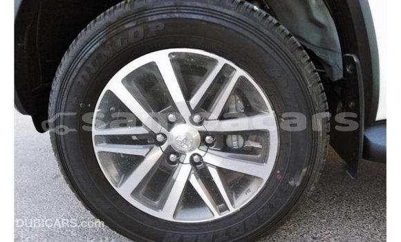 Acheter Import Voiture Toyota Fortuner Blanc à Import - Dubai, A'ana Acheter Import Voiture Toyota Fortuner Blanc à Import - Dubai, A'ana