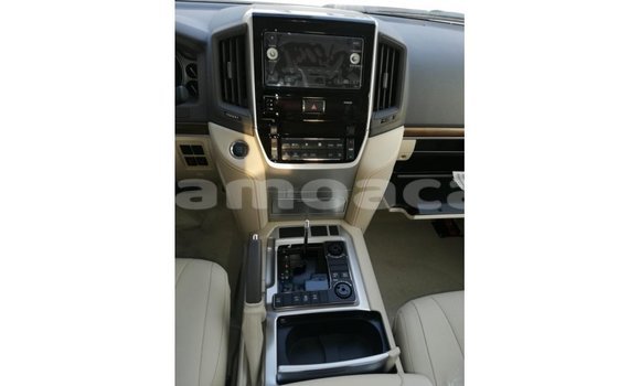 Acheter Import Voiture Toyota Land Cruiser Blanc à Import - Dubai, A'ana Acheter Import Voiture Toyota Land Cruiser Blanc à Import - Dubai, A'ana