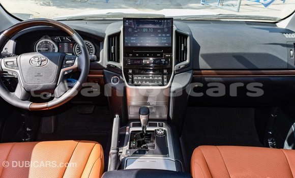 Acheter Import Voiture Toyota Land Cruiser Blanc à Import - Dubai, A'ana Acheter Import Voiture Toyota Land Cruiser Blanc à Import - Dubai, A'ana