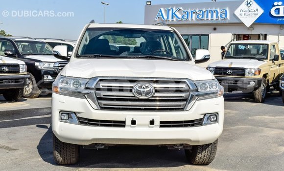 Acheter Import Voiture Toyota Land Cruiser Blanc à Import - Dubai, A'ana Acheter Import Voiture Toyota Land Cruiser Blanc à Import - Dubai, A'ana