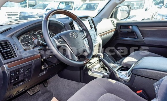 Acheter Import Voiture Toyota Land Cruiser Blanc à Import - Dubai, A'ana Acheter Import Voiture Toyota Land Cruiser Blanc à Import - Dubai, A'ana