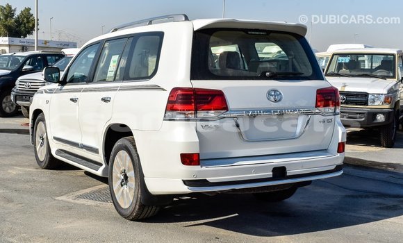 Acheter Import Voiture Toyota Land Cruiser Blanc à Import - Dubai, A'ana Acheter Import Voiture Toyota Land Cruiser Blanc à Import - Dubai, A'ana