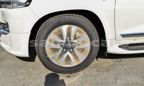 Acheter Import Voiture Toyota Land Cruiser Blanc à Import - Dubai, A'ana Acheter Import Voiture Toyota Land Cruiser Blanc à Import - Dubai, A'ana