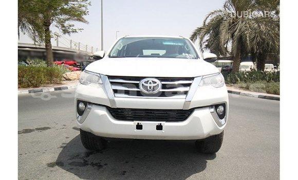 Acheter Import Voiture Toyota Fortuner Blanc à Import - Dubai, A'ana Acheter Import Voiture Toyota Fortuner Blanc à Import - Dubai, A'ana