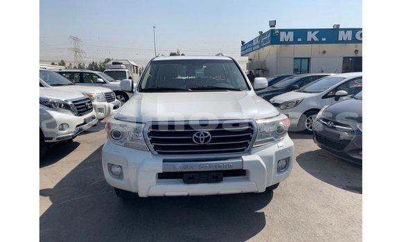Acheter Import Voiture Toyota Land Cruiser Blanc à Import - Dubai, A'ana Acheter Import Voiture Toyota Land Cruiser Blanc à Import - Dubai, A'ana