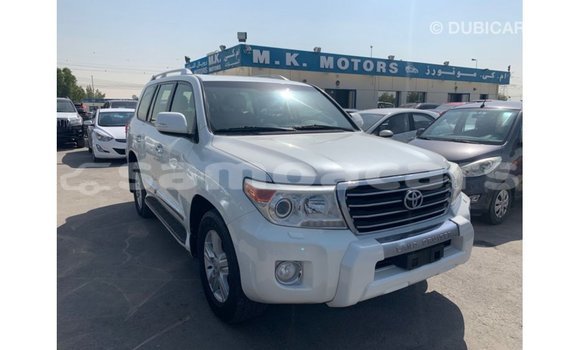 Acheter Import Voiture Toyota Land Cruiser Blanc à Import - Dubai, A'ana Acheter Import Voiture Toyota Land Cruiser Blanc à Import - Dubai, A'ana