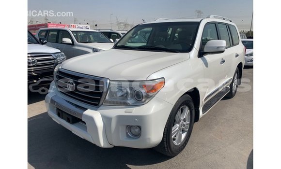 Acheter Import Voiture Toyota Land Cruiser Blanc à Import - Dubai, A'ana Acheter Import Voiture Toyota Land Cruiser Blanc à Import - Dubai, A'ana