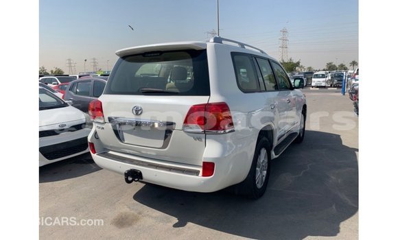 Acheter Import Voiture Toyota Land Cruiser Blanc à Import - Dubai, A'ana Acheter Import Voiture Toyota Land Cruiser Blanc à Import - Dubai, A'ana