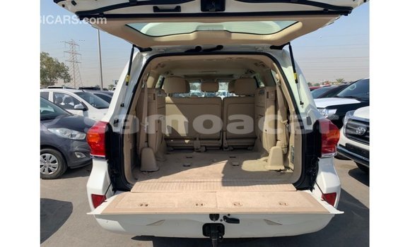 Acheter Import Voiture Toyota Land Cruiser Blanc à Import - Dubai, A'ana Acheter Import Voiture Toyota Land Cruiser Blanc à Import - Dubai, A'ana