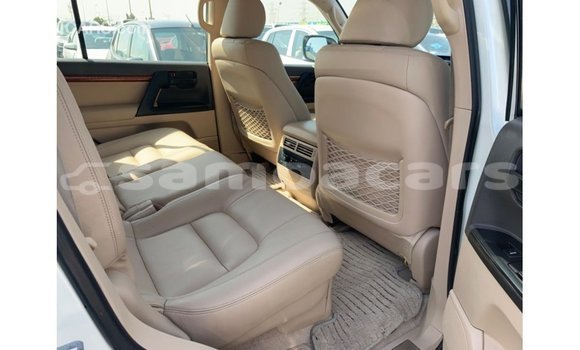 Acheter Import Voiture Toyota Land Cruiser Blanc à Import - Dubai, A'ana Acheter Import Voiture Toyota Land Cruiser Blanc à Import - Dubai, A'ana