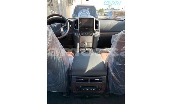 Acheter Import Voiture Toyota Land Cruiser Blanc à Import - Dubai, A'ana Acheter Import Voiture Toyota Land Cruiser Blanc à Import - Dubai, A'ana