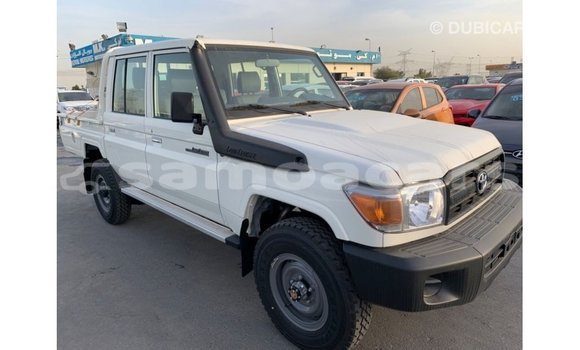 Acheter Import Voiture Toyota Land Cruiser Blanc à Import - Dubai, A'ana Acheter Import Voiture Toyota Land Cruiser Blanc à Import - Dubai, A'ana