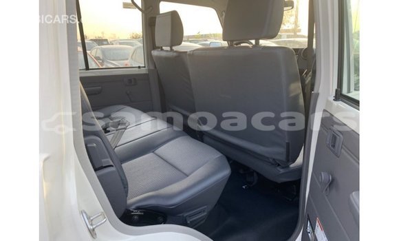 Acheter Import Voiture Toyota Land Cruiser Blanc à Import - Dubai, A'ana Acheter Import Voiture Toyota Land Cruiser Blanc à Import - Dubai, A'ana