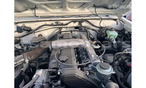 Acheter Import Voiture Toyota Land Cruiser Blanc à Import - Dubai, A'ana Acheter Import Voiture Toyota Land Cruiser Blanc à Import - Dubai, A'ana