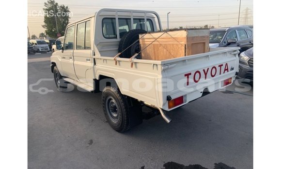 Acheter Import Voiture Toyota Land Cruiser Blanc à Import - Dubai, A'ana Acheter Import Voiture Toyota Land Cruiser Blanc à Import - Dubai, A'ana