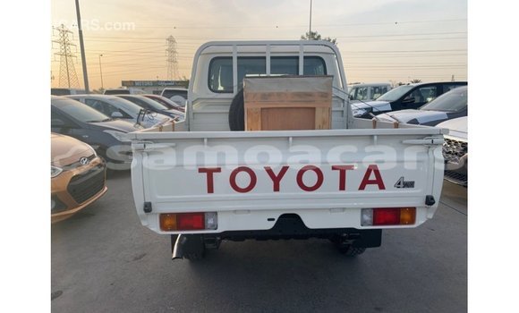 Acheter Import Voiture Toyota Land Cruiser Blanc à Import - Dubai, A'ana Acheter Import Voiture Toyota Land Cruiser Blanc à Import - Dubai, A'ana